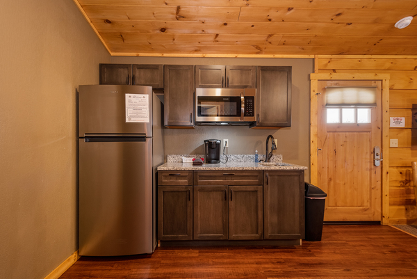 C24 Grandview - 2 Queen beds, kitchenette, hot tub Photo 3