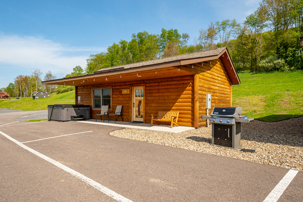 C24 Grandview - 2 Queen beds, kitchenette, hot tub Photo 2