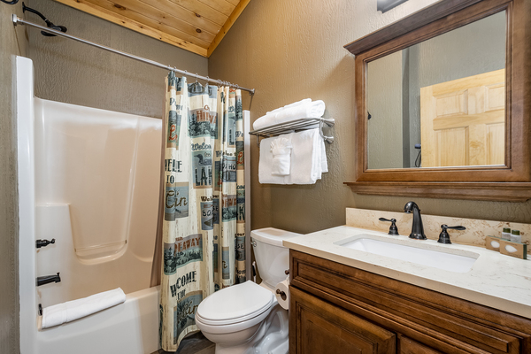 C1 Lakefront - King Bed, Full Kitchen, Hot Tub, Sleeper Sofa Photo 4