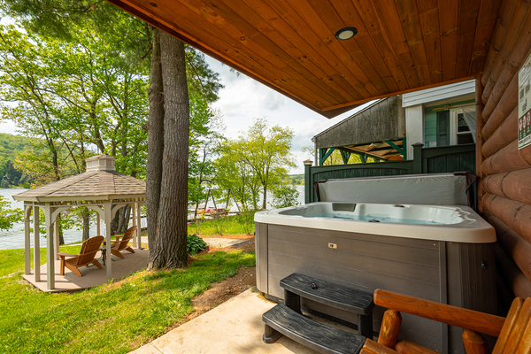 C1 Lakefront - King Bed, Full Kitchen, Hot Tub, Sleeper Sofa Photo 3