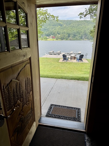 C1 Lakefront - King Bed, Full Kitchen, Hot Tub, Sleeper Sofa Photo 9