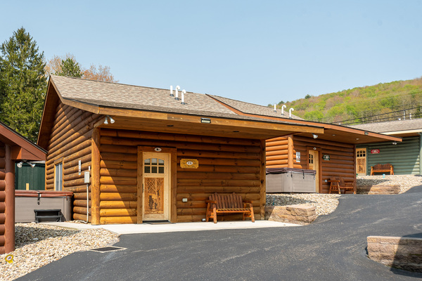 C2 Lakefront - King Suite, Kitchenette, Sleeper Sofa, Hot Tub, Pet Friendly Photo 3