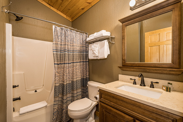 C2 Lakefront - King Suite, Kitchenette, Sleeper Sofa, Hot Tub, Pet Friendly Photo 7