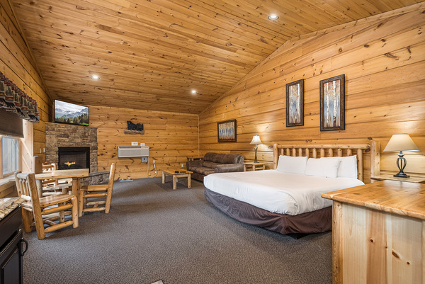 C2 Lakefront - King Suite, Kitchenette, Sleeper Sofa, Hot Tub, Pet Friendly Photo 1