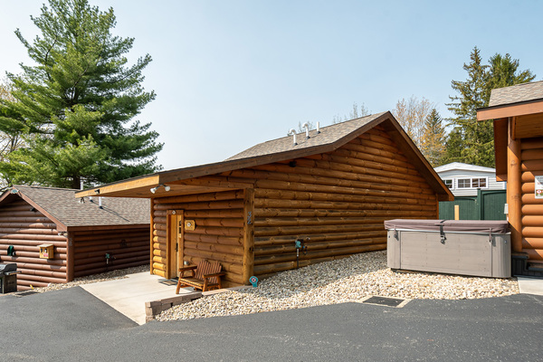 C2 Lakefront - King Suite, Kitchenette, Sleeper Sofa, Hot Tub, Pet Friendly Photo 10