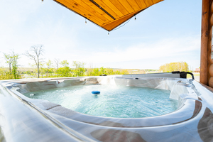 C24 Grandview - 2 Queen beds, kitchenette, hot tub Photo 9