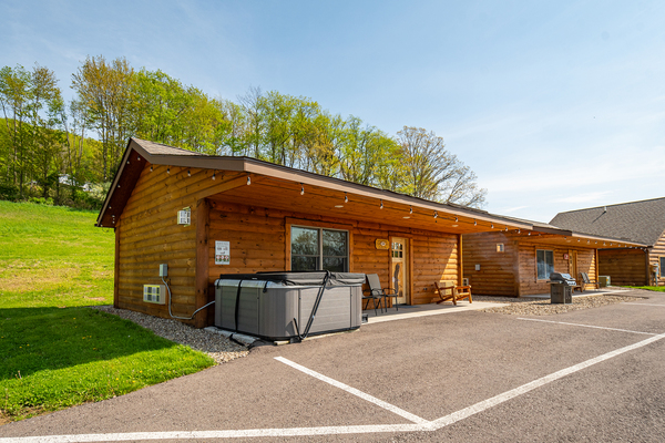 C24 Grandview - 2 Queen beds, kitchenette, hot tub Photo 10
