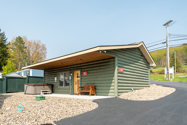 C4 Lakefront - King Bed, Full Kitchen, Hot Tub, Indoor Soaking Tub Photo 1