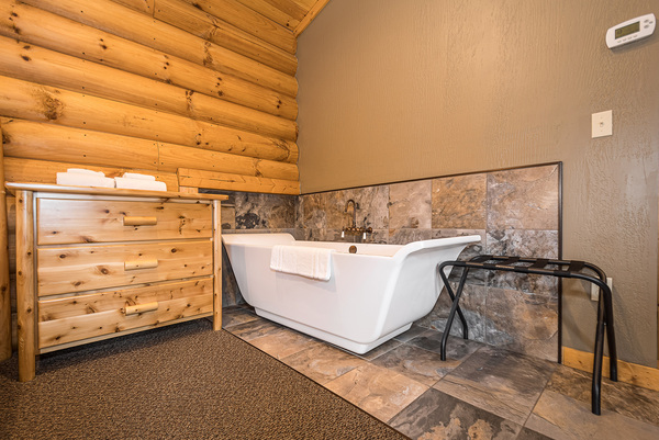 C4 Lakefront - King Bed, Full Kitchen, Hot Tub, Indoor Soaking Tub Photo 4