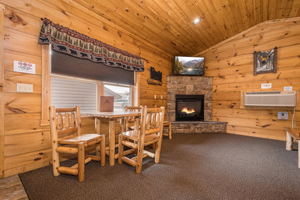 C4 Lakefront - King Bed, Full Kitchen, Hot Tub, Indoor Soaking Tub Photo 6
