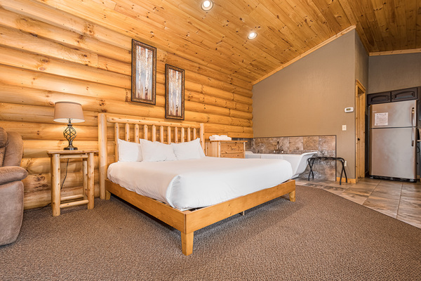 C4 Lakefront - King Bed, Full Kitchen, Hot Tub, Indoor Soaking Tub Photo 9