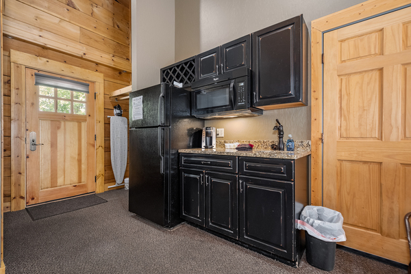 C40R Mountainside - 2 Queen Beds, Kitchenette, Hot Tub, Pet Friendly Photo 3