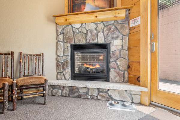 C40R Mountainside - 2 Queen Beds, Kitchenette, Hot Tub, Pet Friendly Photo 4