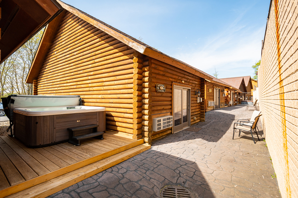 C41 Mountainside - 2 Queen Beds, Kitchette, Hot Tub, Pet Friendly Photo 8