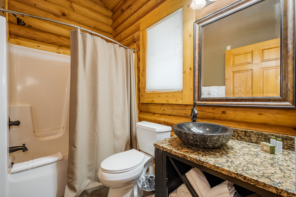 C41 Mountainside - 2 Queen Beds, Kitchette, Hot Tub, Pet Friendly Photo 10