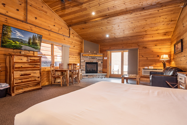 C42 Mountainside - King Bed, Kitchenette, Hot Tub, Pet Friendly Photo 3