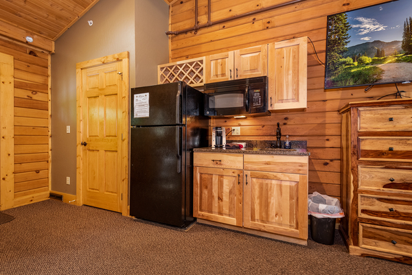 C42 Mountainside - King Bed, Kitchenette, Hot Tub, Pet Friendly Photo 7
