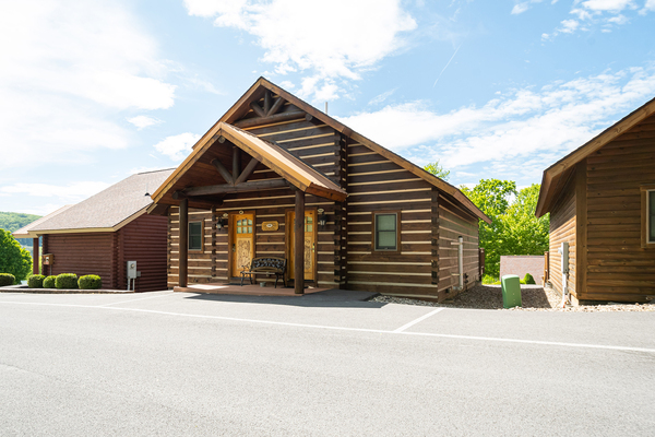 C52R Mountainside - King Bed, Jetted Tub, Kitchenette, Pet Friendly Photo 3